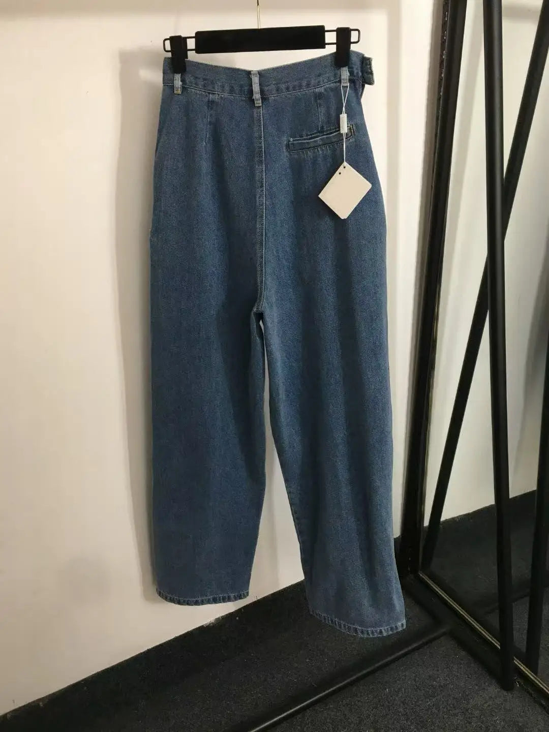 Retro Washed Straight-Leg Jeans — High-Waist Vintage All-Season Denim — detail view