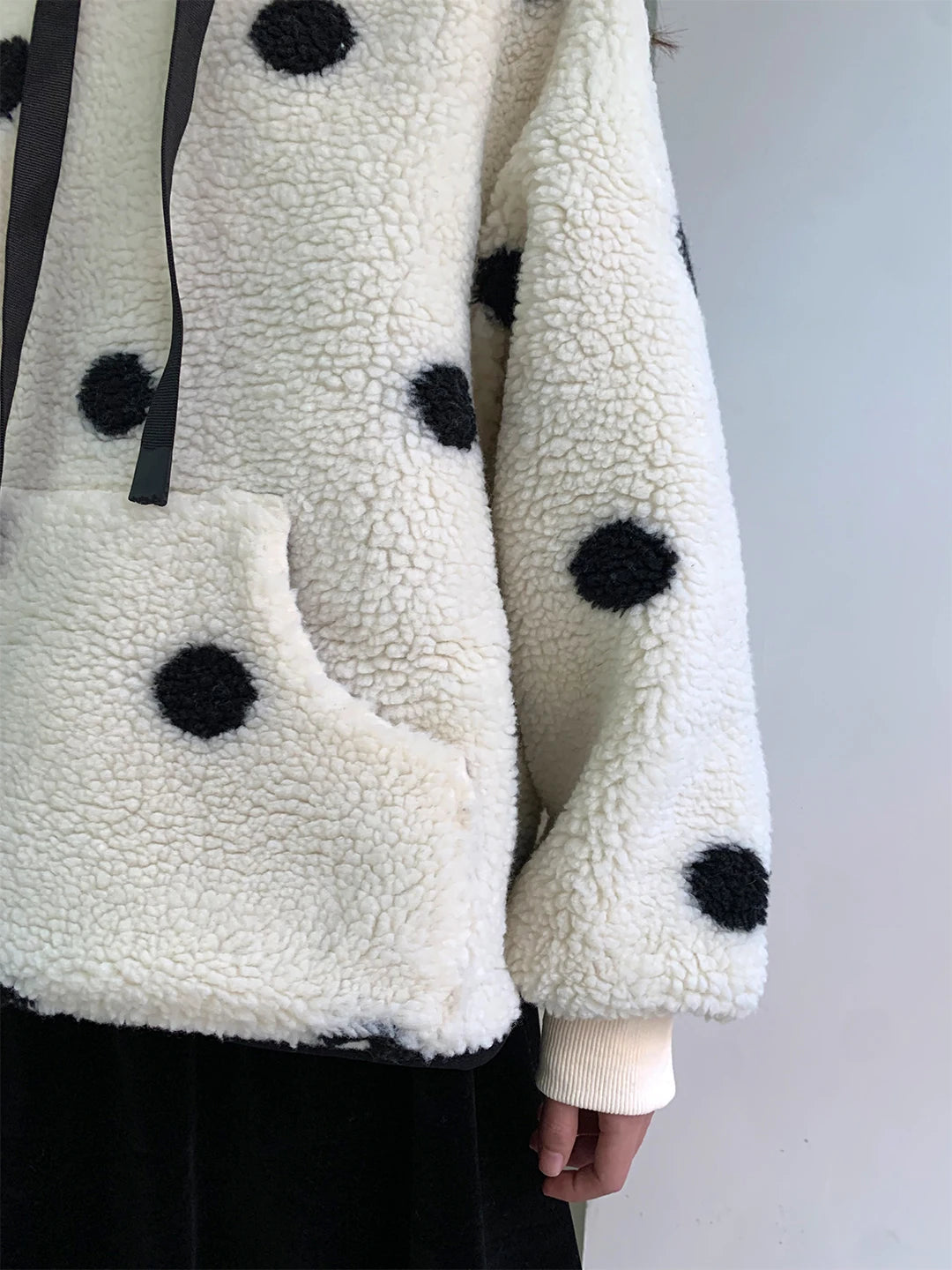 Original Design Round Neck Pullover – Polka Dot Pocket Warm Top for Women