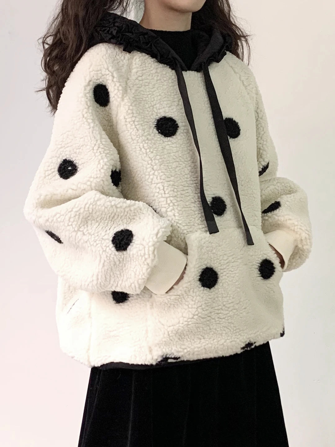 Original Design Round Neck Pullover – Polka Dot Pocket Warm Top for Women