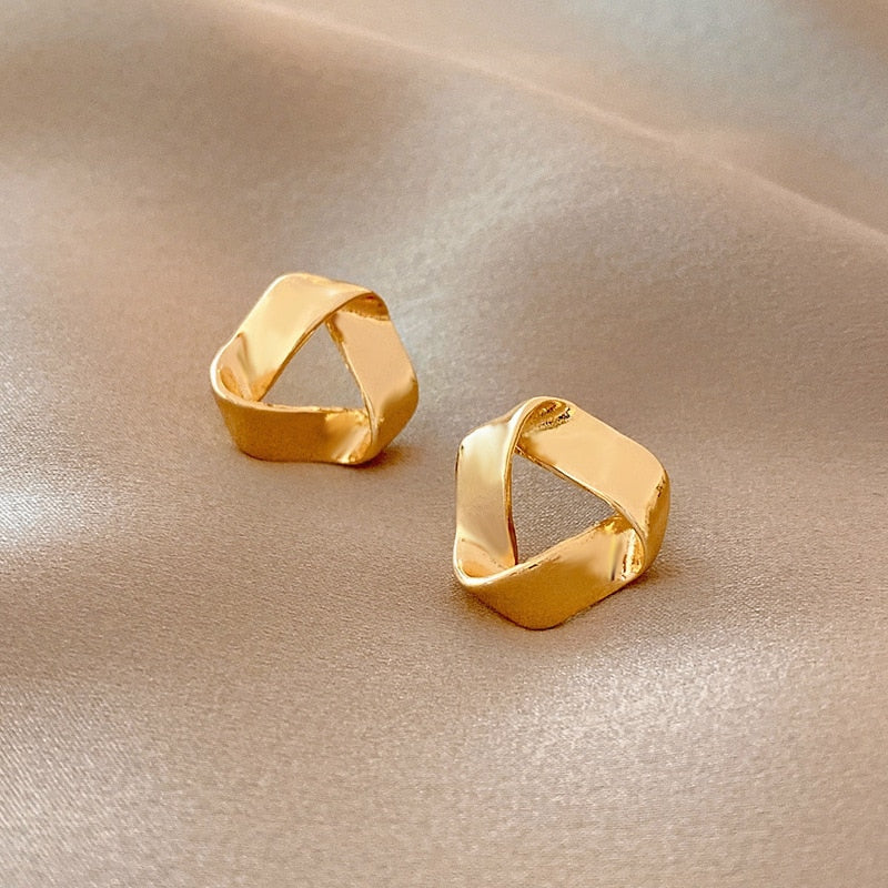 Fashion golden metal hoop earrings vintage ladies high-end irregular geometric round earrings jewelry
