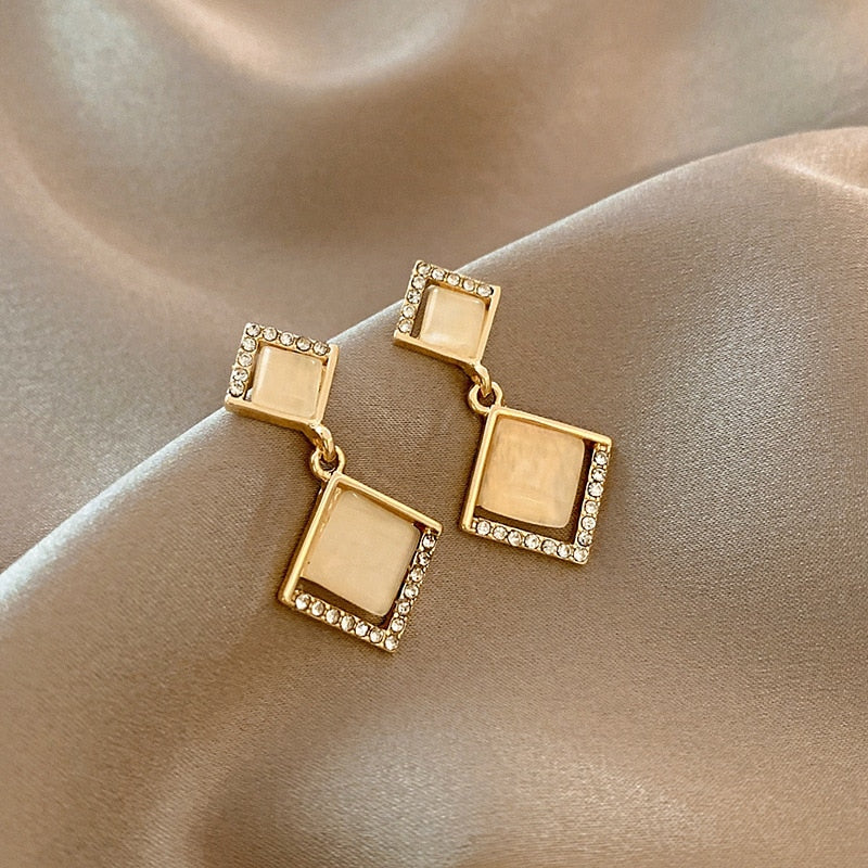 Fashion golden metal hoop earrings vintage ladies high-end irregular geometric round earrings jewelry