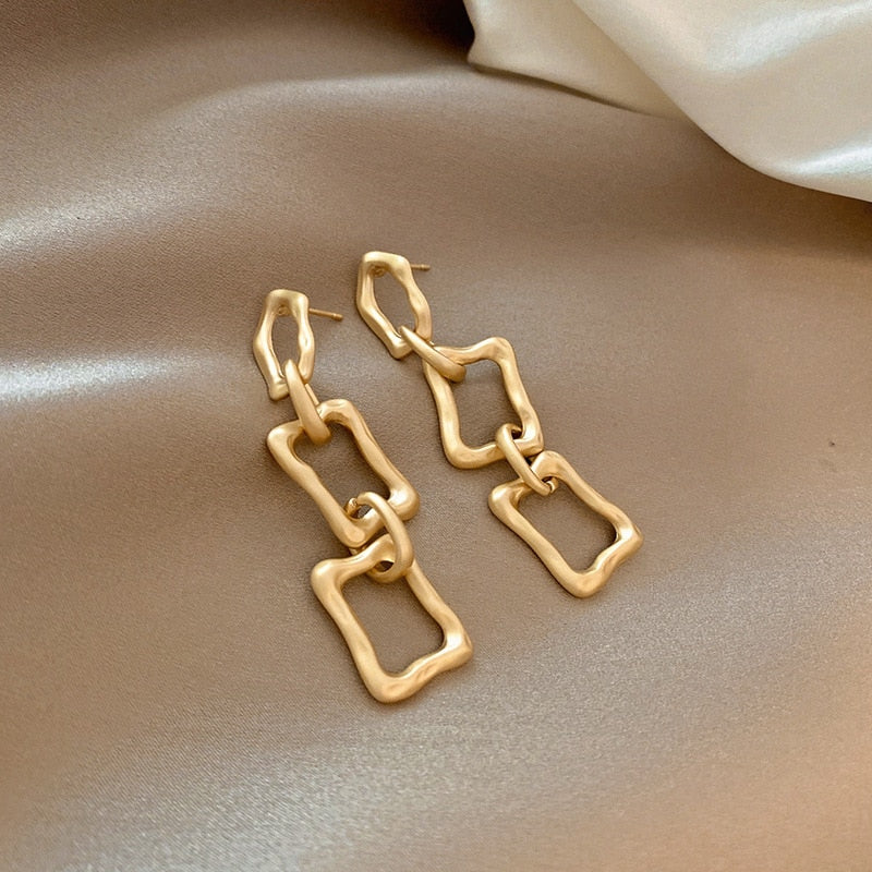 Fashion golden metal hoop earrings vintage ladies high-end irregular geometric round earrings jewelry