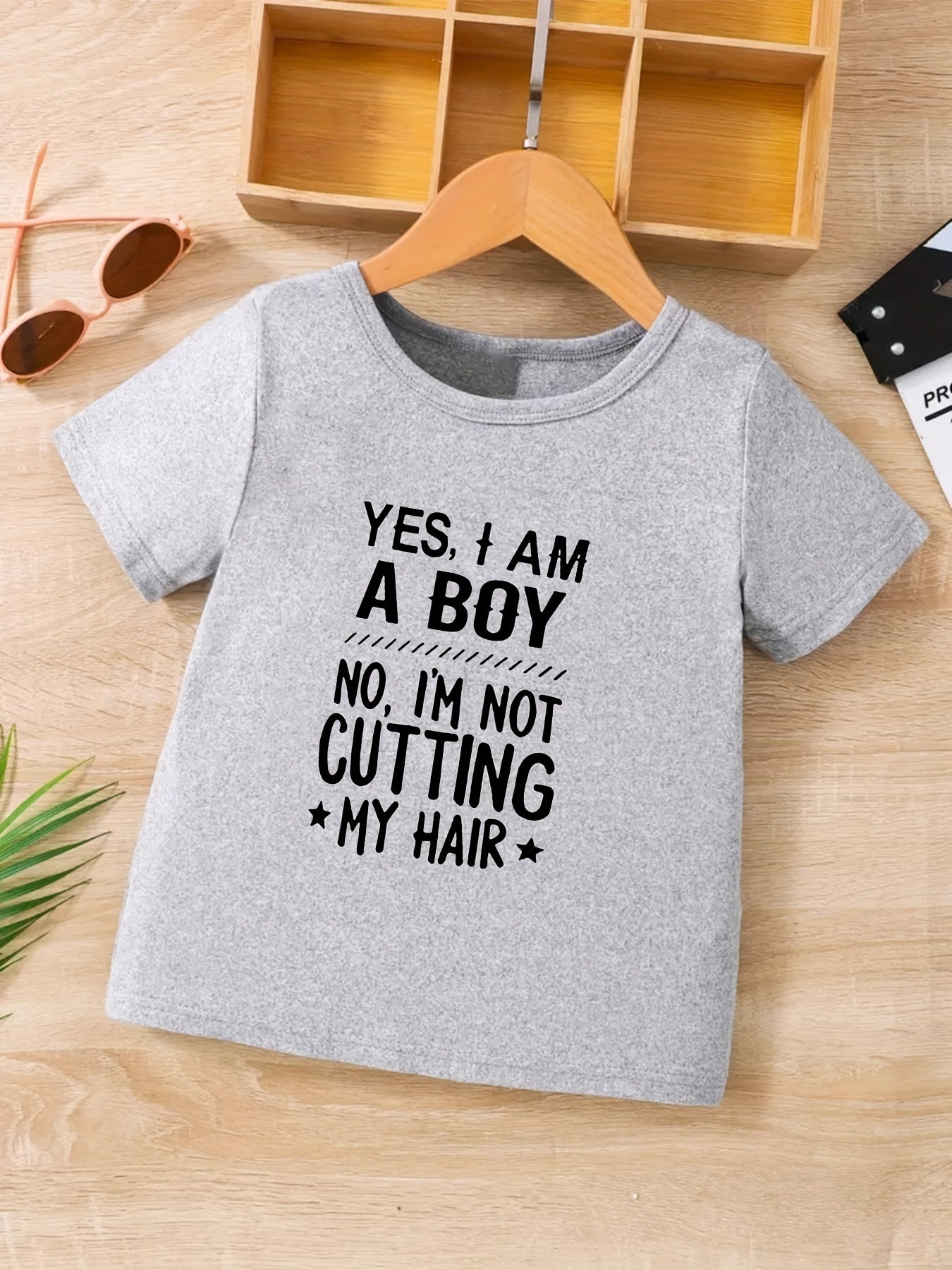 Boys' Fashionable Graphic Tee - Round Neck, Short-Sleeve, Fun "Yes, I Am A Boy No, I'm Not Cutting My Hair" Letter Print, Soft Fabric, Breathable, Comfortable, Perfect Gift for Boys, Spring/Summer Essential